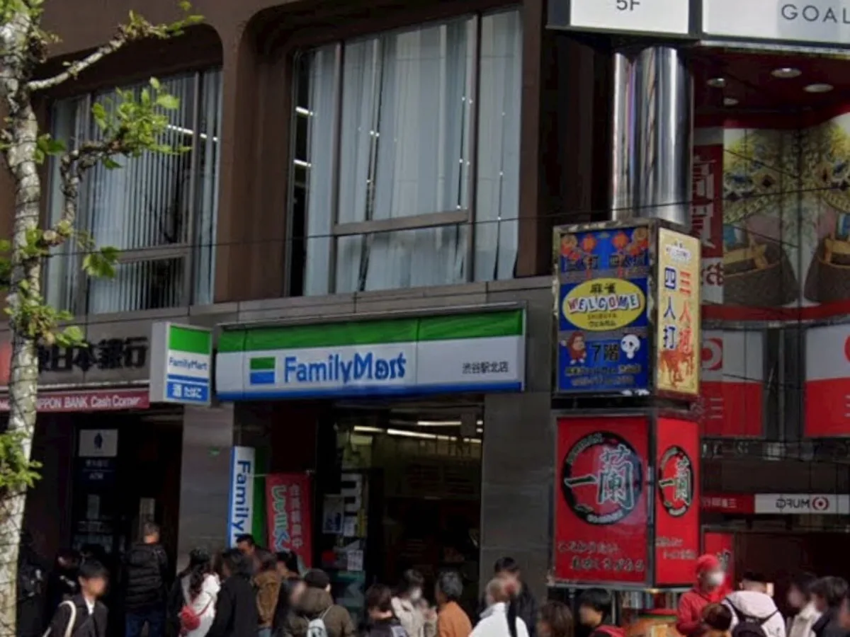 Step 5: Pass Ichiran Ramen (一蘭) and FamilyMart along the way.